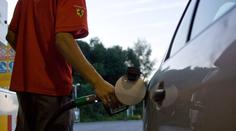 Benzín a nafta zlevňují, dopravci nebo cestovky ale ceny drží