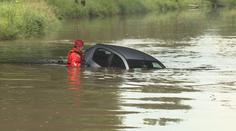 Řidič špatně zaparkoval. Auto se rozjelo a skončilo v řece