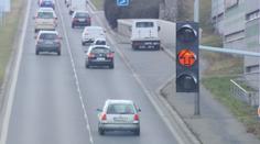 Řidiči často jezdí na oranžovou. Je za to ale stejný trest jako za jízdu na červenou