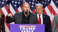 Při vítězné řeči stál po boku Trumpa šéf UFC. Tohle je karma, prohlásil White