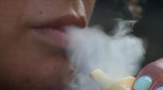 Na pultě je nenajdete. Nebezpečné e-cigarety nabízejí prodejci tajně