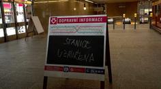 Pražské metro se v odpolední špičce zastavilo. Do kolejiště spadl slepec