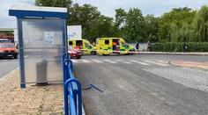 Autobus ve Slaném najel do lidí na zastávce. Dítě zemřelo, tři zranění