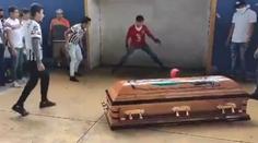 Ještě jeden gól! Zastřeleného chlapce nechali skórovat na jeho pohřbu