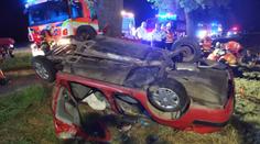 Vážná nehoda: Auto plné mladých lidí u Olomouce skončilo po nárazu na střeše