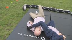 Strážníci v Chomutově učí děti sebeobranu. Poradili si i s reportérem TV Nova