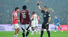 Komise rozhodčích: Chytil vyloučený správně, zranění Dioufa nezaviněné