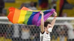 Rozhodnutí UEFA se neobešlo bez dohrávky. Na hřiště vběhl aktivista