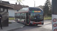 Jihlava řeší obří polepy na autobusech. Lidé se cítí jako v kobce, říká psychiatr