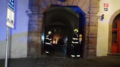 Poslancům vzplálo v luxusní ubytovně protipožární zařízení