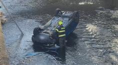 Žena v Karlových Varech špatně zajistila auto. Hasiči ho vytahovali z řeky