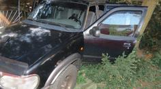 Auto s dítětem se rozjelo z kopce, žena ho chtěla zastavit, vůz ji zabil