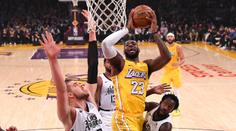 Bitvu o Los Angeles ovládli Clippers, Houston padl s nejhorším týmem