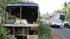 Čelní srážku autobusu s náklaďákem nepřežilo 19 lidí, z vozu zbyly trosky