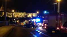TRAGÉDIE V CENTRU PRAHY: Auto smetlo dva chodce, spadli do Vltavy