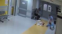 VIDEO: Brutální napadení v plzeňské nemocnici. Pacient prohodil lékařku dveřmi