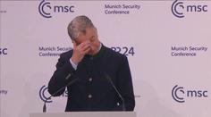 Pláč šéfa mnichovské konference rozesmál Rusko: Zapij to mlékem, radí mu