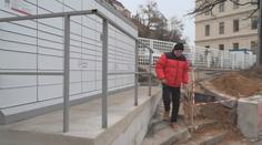 Výdejní box na schodech byla poslední kapka. Města je začínají regulovat