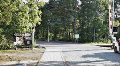 V Doksech někdo ulomil závoru u přejezdu. Vandalovi hrozí až tři roky vězení