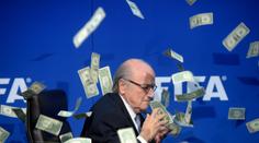 Blatter chytil sprchu plnou peněz! Komik mu připomněl úplatky