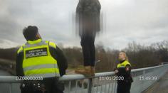 VIDEO: Mladík se chtěl zabít skokem do řeky, policisté ho zachránili