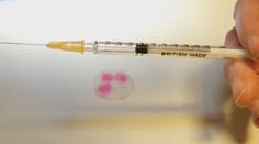 Umělá inteligence navrhla první vakcínu. Vědci ji už testovali na lidech