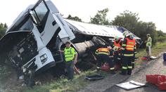 Opilý řidič převrátil na D1 u Prahy kamion, nadýchal 2,6 promile