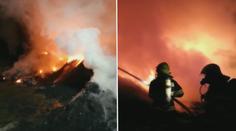 Černý dým se valil z hořící skládky. Nevětrejte, varovali hasiči