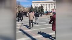 Panika a kaluže krve. Rusové mají střílet do demonstrantů v dobytém Chersonu
