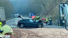 Tragická nehoda na Semilsku. Při srážce osobáku s náklaďákem zemřel člověk