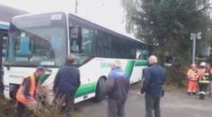 Vlak se na Plzeňsku srazil s autobusem. Asi kvůli semaforu
