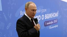 Putin nechtěně ukázal, že trpí bolestmi. Jeho nemoc má být smrtelná