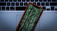 iPhony úředníků jsou hacknuté, Rusové mají zákaz. Rizikem jsou starší verze