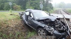 Česká lokomotiva smetla auto v Maďarsku na přejezdu, 3 lidé nepřežili