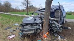 Auto se vyhýbalo dodávce, náraz do stromu ho zdevastoval. Tři zranění