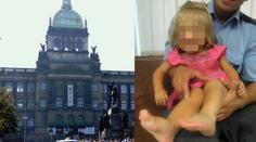 Andílek z Václaváku, kterého našli u bezdomovců, má novou rodinu