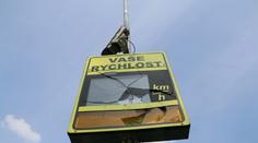 Mladíci běhali u radaru. Ten jim rychlost nezměřil, tak ho rozbili