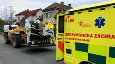 Dvacet hasičů, nakladač a bourací kladivo, tak převáželi obézní ženu