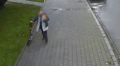 Zloděj v centru Brna ukradl koloběžku, vše natočily kamery