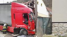 Kamion při nehodě pokácel stromy, druhý naboural do domu