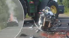 Motorkář se na Pardubicku srazil s traktorem. Na objízdné trase pak shořelo auto
