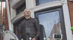 Británie vydá aktivistu Juliana Assange do USA. Hrozí mu vysoký trest