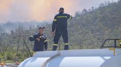 Oblíbená destinace Čechů je v plamenech. Oheň krotí stovka hasičů