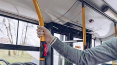 Opilý chlapec plival v autobusu kolem sebe. Pak napadl cestujícího pěstí