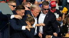 ON-LINE: Atentát na Trumpa. Střelce přistihl na střeše těsně před činem policista