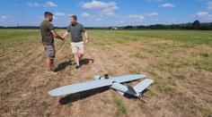 Od výroby až po let. Reportér TV Nova si vyzkoušel svět specializovaných dronů