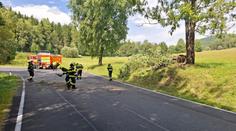 Poškozené domy, vyvrácené stromy: Udeřil silný vítr, hasiči hlásí už přes sto výjezdů