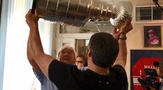 Ovečkin přivezl Stanley Cup tátovi! Pak ho líbala i jeho babička