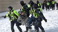 Zátah v Ottawě provázely rvačky. Policie zatkla stovku demonstrantů