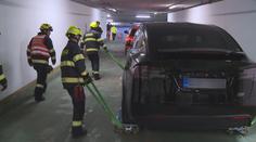 Hořící elektromobily jsou pro hasiče velká výzva. Musí se naučit, jak je hasit